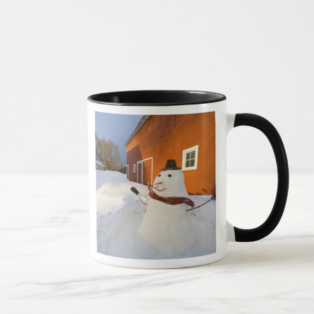 Snögubbe framför den röda ladan i Columbia Falls Mugg (Höger)