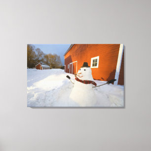 Snögubbe framme av den röda ladugården i Columbia Canvastryck