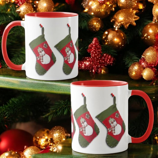 Snögubbe Hanging jul Stocking hela tiden Mugg (Hanging Christmas stocking design encircles the entire combo style ceramic mug. )