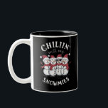 Snögubbe julchillin med mina snutar Två-Tonad mugg<br><div class="desc">Snögubbe julchillin med mina snutar</div>