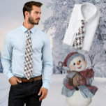 Snögubbe med Birdhouse Winter Tie Slips<br><div class="desc">Ett foto av en roligt julprydnad - ett snögubbe som håller ett födelsehus - berättar den här gången att du kan bära hela vintern.</div>