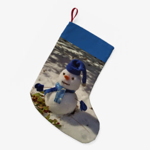 Snögubbe med blå hatt, handskar och scarf liten julstrumpa