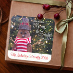 Snögubbe Merry och Bright Rustic Custom Name Cute Fyrkantigt Klistermärke<br><div class="desc">Ett närfoto av lycklig och söt, rustik log snögubbe, insvept i en röd och vit strimlad scarf mot belyst träd hjälper dig att gå in i jul och nyår. Känn julhelgens värme och glädje när du användor den här roligten och den unika anpassningsbarna. Matchningskort, kuvert, presentsäck, kuddar, husrum, smycken och...</div>