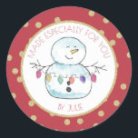 Snögubbe och String Ljus Runt Klistermärke<br><div class="desc">Festiv röd och guld "tillverkad särskilt för dig" dekal som innehåller min ljusa vattenfärg snögubbe och som innehåller en sträng av färgstarkt helgdag. Anpassa text som önskat.</div>