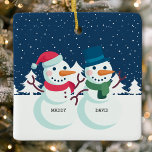 Snögubbe par Cute Personlig jul Julgransprydnad Keramik<br><div class="desc">Snögubbe par Cute Personlig jul Ceramic Ornament. Cute 5 personer i familjen snögubbe,  helgdag,  julprydnad. Gör perfektens personlig julklapp till julhelgen.</div>