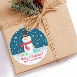 Snögubbe Personlig - julstämning Runt Klistermärke<br><div class="desc">Roligt Blått,  rött och vitt snögubbe-dekal. En roligt som avslutar hand om dina julkort eller julklappar. Anpassa det till jul! Designad av Blackberry Boulevard.</div>