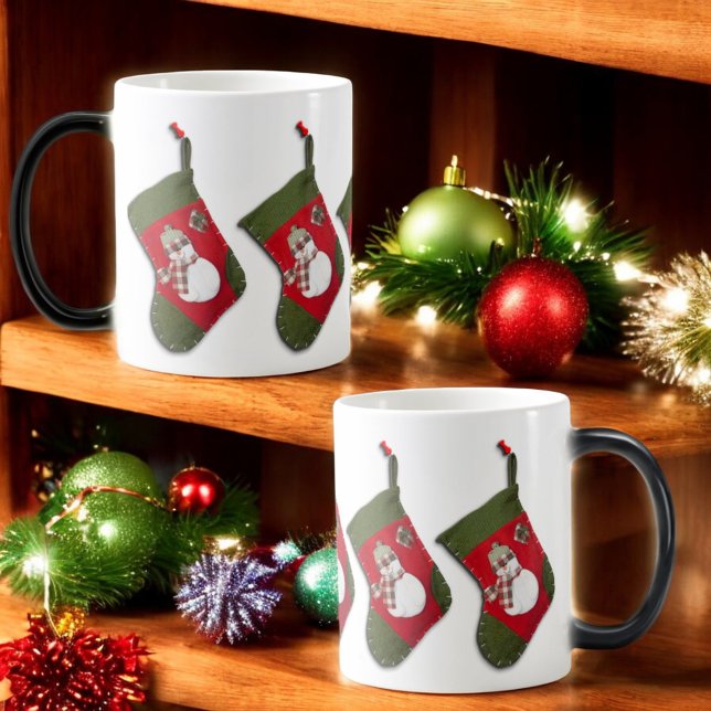Snögubbe Play Scarf Hanging-julklapp Magisk Mugg (Christmas stocking hanging design is displayed around the entire morphing style mug.)
