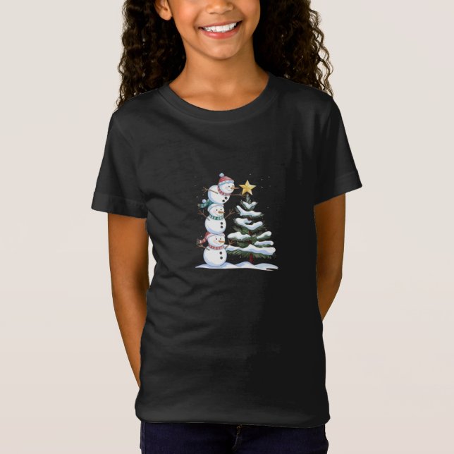 "Snögubbe Pyramid Decorating the Julgran" T Shirt (Framsida)