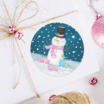 Snögubbe Rosa Cute Personlig Jul Helgdag Runt Klistermärke<br><div class="desc">Tvättmarblått,  rosa och vitt snögubbe-dekal. En roligt som avslutar beröring till dina julkort.</div>