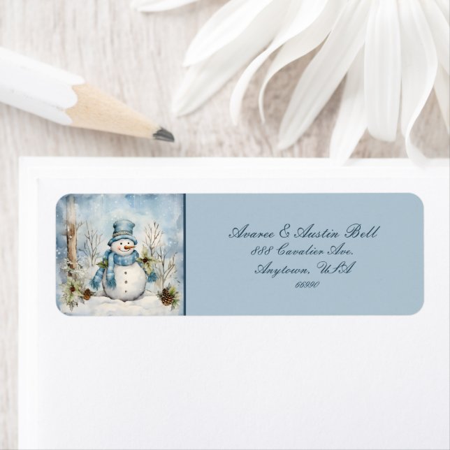 Snögubbe som är nedtryckt i Blue Scarf och Tophat Returadress Etikett (Insitu)