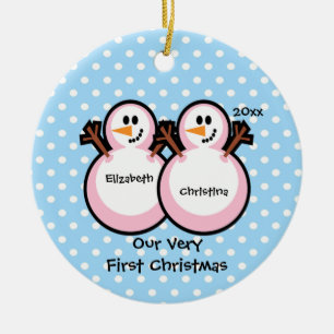 Snögubbear kopplar samman flickababy den första julgransprydnad keramik