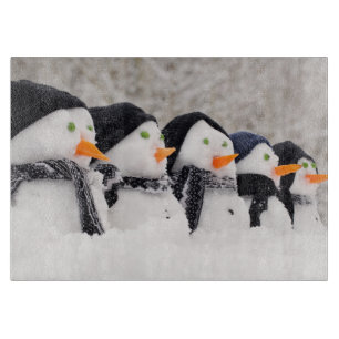 Snögubbear som är nära upp i en ro