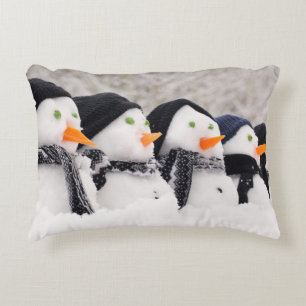 Snögubbear som är nära upp i en ro prydnadskudde
