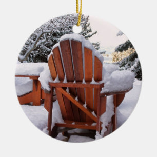 Snöig Adirondack stolar i vinterfoto Julgransprydnad Keramik