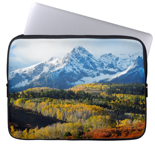 Snöig berg & träd laptop fodral (Framsidan)