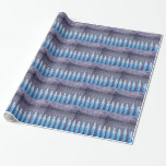 Snöig fönsterHanukkah menora som slår in papper Presentpapper<br><div class="desc">Komma med det härliga ljuset av Hanukkah in i vintersäsongen med denna original- designgåvasjal. Den föreställer helgdagstearinljusen som glöder atop en Chanukkah menora som är glänsande till och med ett fönster på en snöig utomhus- vinter, landskap. Sjal dina helgdaggåvor med härlig artistry. Du huruvida appellen helgdag Hanukkah, Chanukah, festivalen av...</div>