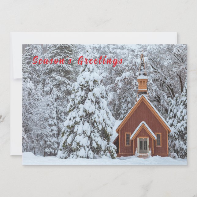 Snöig kyrka i vinterlandskap julkort (Framsida)