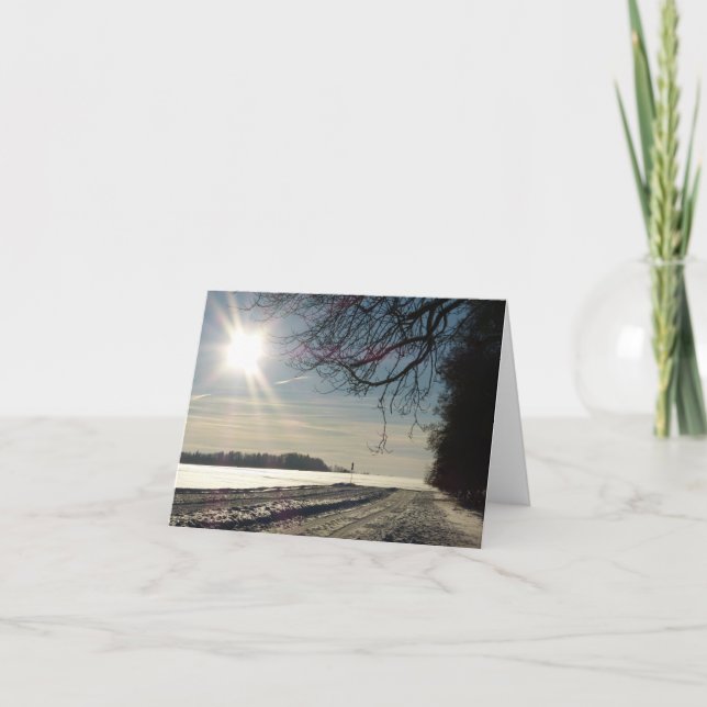 Snöig landsväg med solsken helgkort (Framsida)