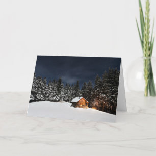 Snöig plats för skogsmarkkabin för julkort helgkort