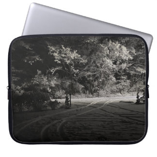 Snöig skog på natten laptop fodral