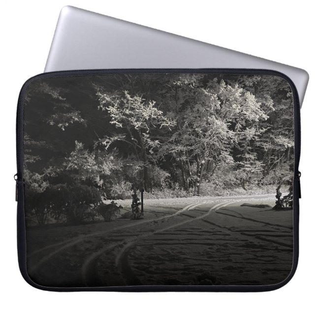 Snöig skog på natten laptop fodral (Framsidan)