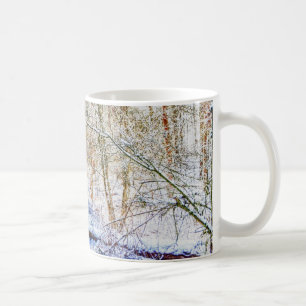 Snöig skogsmarkväg kaffemugg