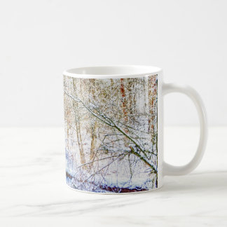 Snöig skogsmarkväg kaffemugg