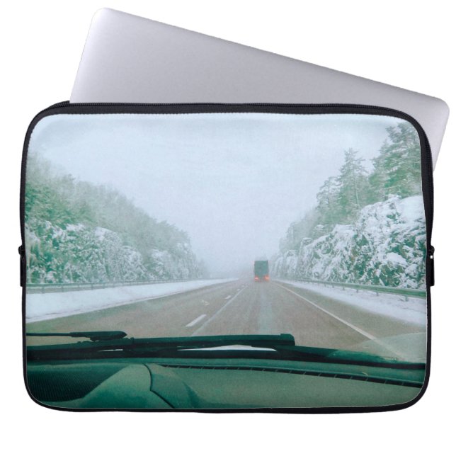 Snöig svensk road trip laptop fodral (Framsidan)