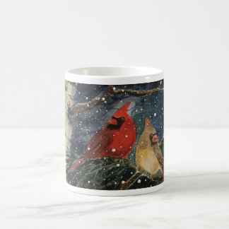 Snöig vintermanlig och kvinnlig kardinalkaffemugg kaffemugg