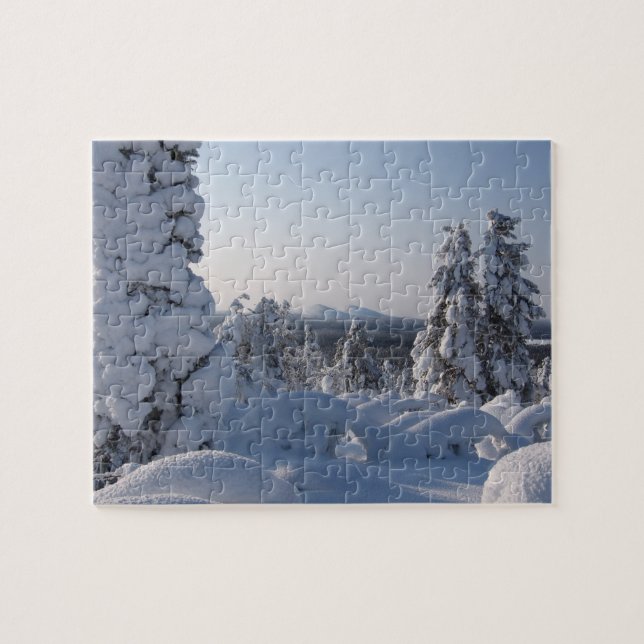 Snöig vinterscen med granar pussel (Horisontell)