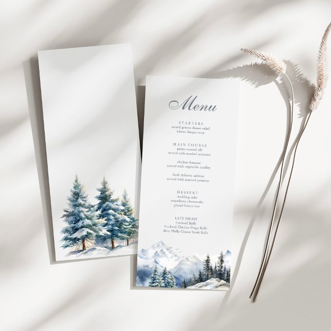 Snöigt Berg & Tallar Bröllop Meny (Snowy Mountain & Pine Trees Wedding Menu on a sunny white table.)