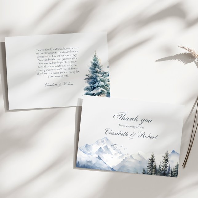 Snöigt berg & tallar bröllop tack kort (Snowy Mountain & Pine Trees Wedding Thank You Card on a sunny white table.)