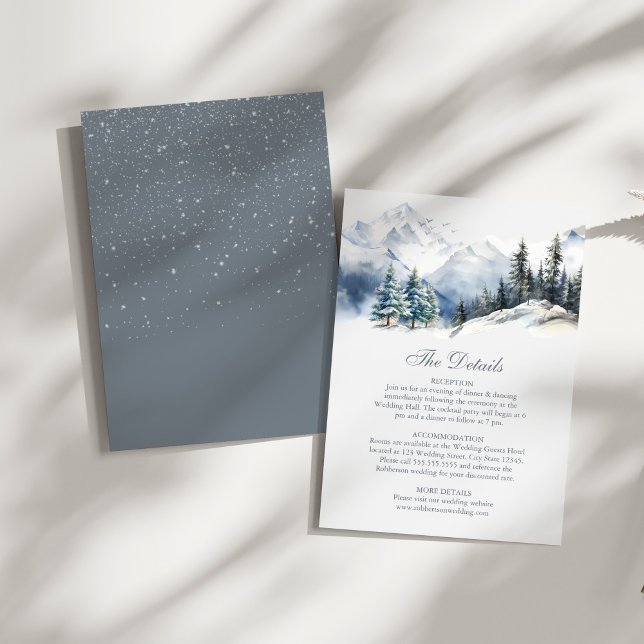 Snöigt Berg & Tallar Bröllopsdetaljkort Inbjudningar (Snowy Mountain & Pine Trees Weddding Details Card on a sunny white table.)