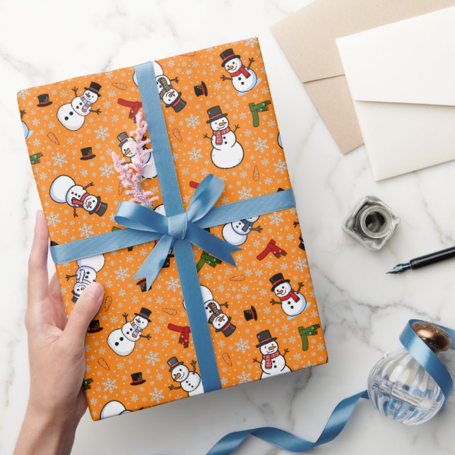 Snömän och snöflingor på orange presentpapper (Gifting)