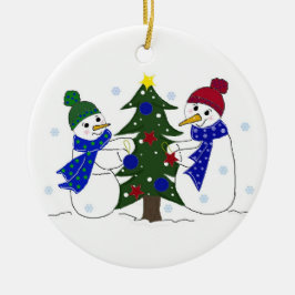 Snömannen dekorerar ett julträd julgransprydnad keramik