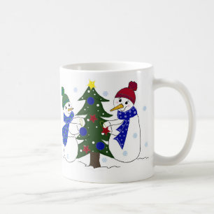 Snömannen dekorerar ett julträd kaffemugg