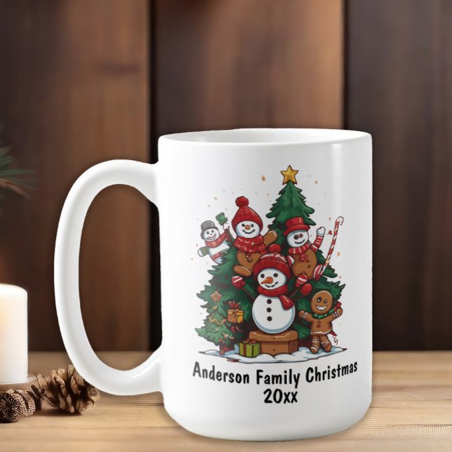 Snömannen Pepparkaksgubbe Familj Jul År Kaffemugg (Snowman family customizable Christmas mug. Add your family name and year.)