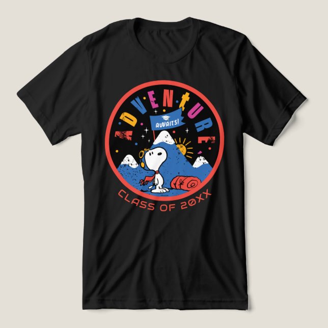 Snoopy Äventyr Väntar Examen Bergsdesign T Shirt (Design Framsida)