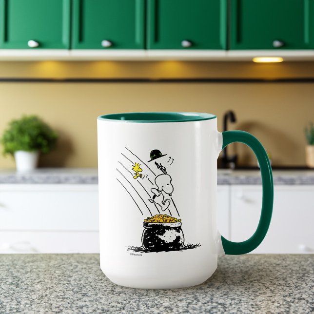 Snoopy Jumping in i Pot of Guld Mugg (Mug on counter)