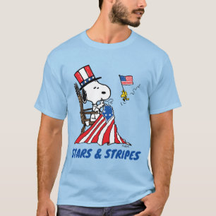 Snoopy Sewing 4:e juli Flagga T Shirt