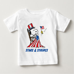 Snoopy Sewing 4:e juli Flagga T Shirt