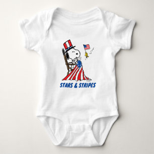 Snoopy Sewing 4:e juli Flagga T Shirt