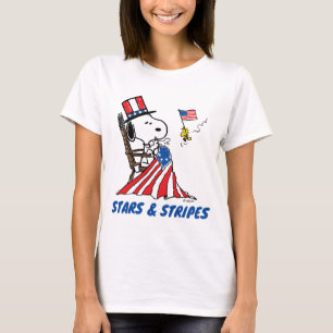 Snoopy Sewing 4:e juli Flagga T Shirt