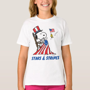 Snoopy Sewing 4:e juli Flagga T Shirt