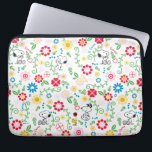 Snoopy So Sweet Flower Mönster Laptop Fodral<br><div class="desc">Ta en titt på den här toppen söta designen med Snoopy i en ljus,  blommigt trädgård mönster.</div>