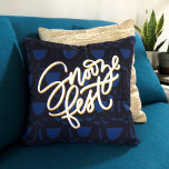 Snooze Fest Kudde<br><div class="desc">Vilken snooze-fest! Denna roligt har en bakgrund mönster av ögonlocken i mörkens blues med texten "snooze fest". Handskriven och illustrerad.</div>