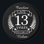 Snöre Traditionella bröllop-årsdagen 13 år Magnet<br><div class="desc">En design för att fira 13 år av giftermål. Den här designen har en vit (traditionell färg) färgad lagerdesign på en svart bakgrund. Snöre är den traditionella gåvan till tillfälle. Texten lyder Elfenbenskusten 13 år efter dagen. En romantisk design för att fira ditt 13:e år i giftermål. Om du vill...</div>