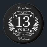 Snöre Traditionella bröllop-årsdagen 13 år Magnet<br><div class="desc">En design för att fira 13 år av giftermål. Den här designen har en vit (traditionell färg) färgad lagerdesign på en svart bakgrund. Snöre är den traditionella gåvan till tillfälle. Texten lyder Elfenbenskusten 13 år efter dagen. En romantisk design för att fira ditt 13:e år i giftermål. Om du vill...</div>