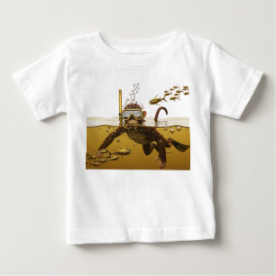Snorklande apa med gyllene mekanisk fisk i S T Shirt