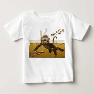 Snorklande apa med gyllene mekanisk fisk i S T Shirt